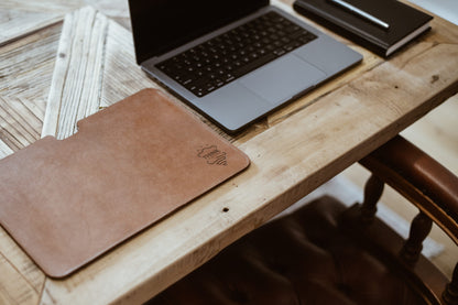 Skórzane etui na MacBook 13" Pro/Air - jasny brąz